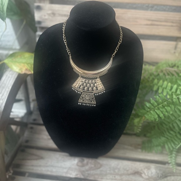 Sale‼️EUC Statement Goldtone Necklace-20 Inches Long - Picture 4 of 7